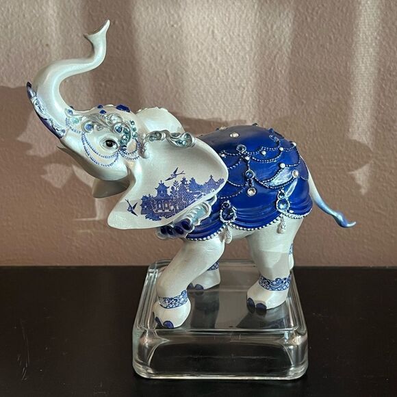 The Hamilton collection sparkling blue willow elephant figurine - Picture 5 of 12